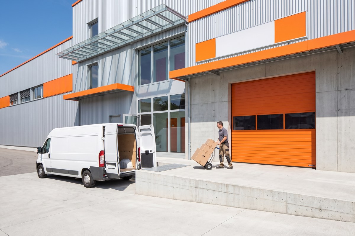 Lieferwagen an der Laderampe des Selfstorage Urdorf